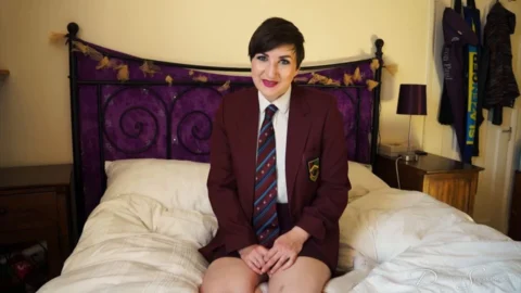 Pandora Blake’s Schandalige Geheim: Strap-On onder Schooluniform