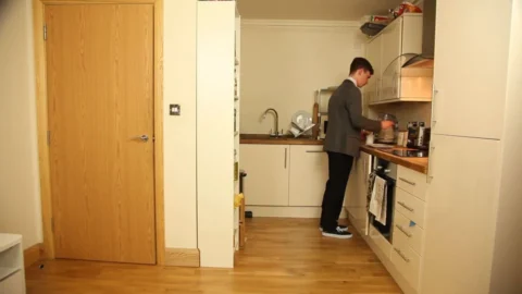 Tai Crimson: Het Reizen van een Opgave Jongen in een Queer Huis